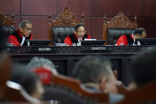 Ketua Mahkamah Konstitusi (MK) Suhartoyo (tengah) memimpin jalannya sidang putusan perselisihan hasil Pemilu (PHPU) atau Pilpres 2024 di Gedung Mahkamah Konstitusi, Jakarta, Senin (22/4/2024). Foto: Iqbal Firdaus/kumparan