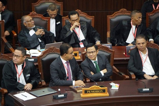 Paslon nomor urut 01 Anies Baswedan dan Muhaimin Iskandar saat sidang putusan perselisihan hasil Pemilu (PHPU) atau Pilpres 2024 di Gedung Mahkamah Konstitusi, Jakarta, Senin (22/4/2024). Foto: Iqbal Firdaus/kumparan