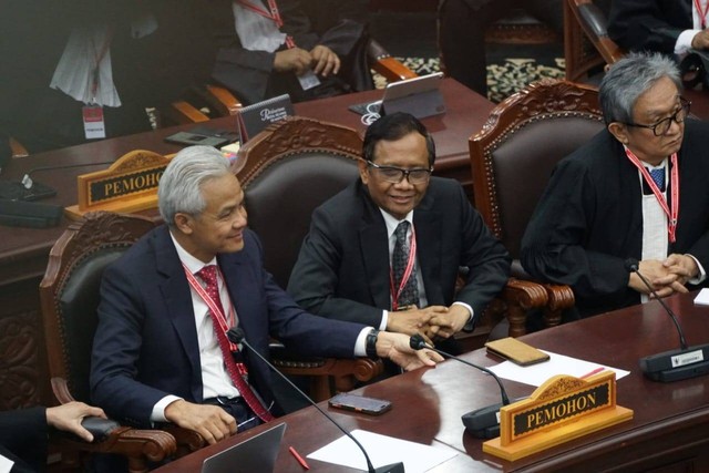 Paslon nomor urut 03 Ganjar Pranowo dan Mahfud MD mendengarkan hakim MK membacakan putusan perselisihan hasil Pemilu (PHPU) atau Pilpres 2024 di Gedung Mahkamah Konstitusi, Jakarta, Senin (22/4/2024). Foto: Iqbal Firdaus/kumparan