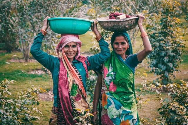 Ilustrasi Perempuan Dalit. Sumber: https://www.pexels.com/photo/two-women-wearing-traditional-dress-carrying-basins-860577/