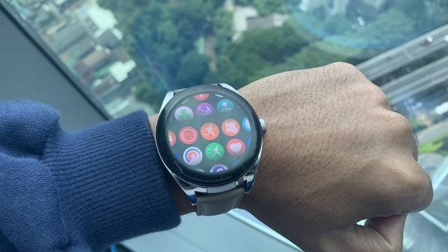 Ilustrasi smartwatch, Huawei Watch Buds. Foto: Rian Ramadhan/kumparan