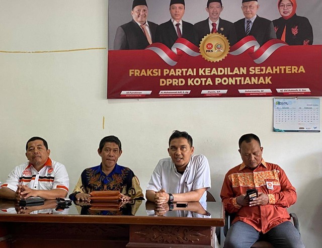 DPD PKS Kota Pontianak saat menggelar press rilis pembukaan pendaftaran Calon Wali Kota dan Wakil Wali Kota Pontianak. Foto: Yulia Ramadhiyanti/Hi!Pontianak