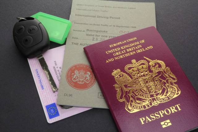 Ilustrasi SIM Internasional, paspor, dan dokumen lainnya untuk memulai roadtrip Foto: Shutterstock
