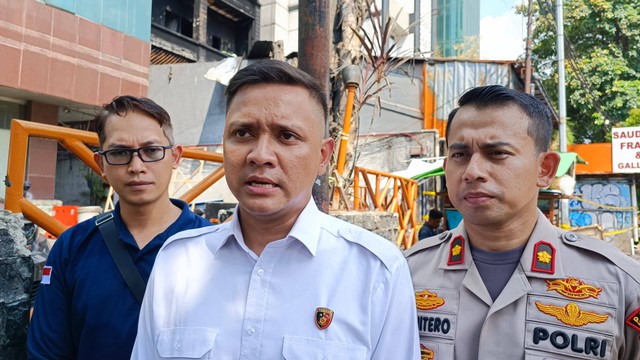 Wakasat Reskrim Polres Metro Jakarta Selatan, Kompol Henrikus Yossi (tengah) didampingi Kapolsek Mampang Kompol David Kanitero (kanan) saat dijumpai usai melakukan olah TKP kebakaran ruko pigura di Mampang Prapatan, Jaksel, Senin (22/4/2024). Foto: Thomas Bosco/kumparan