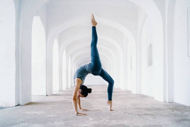Ilustrasi manfaat yoga untuk kesehatan mental. Foto: Okasana Taran/Unsplash