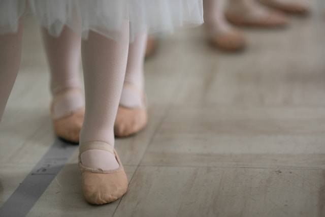 Ilustrasi gerakan balet dasar untuk anak-anak. Foto: Jess Zoerb/Unsplash
