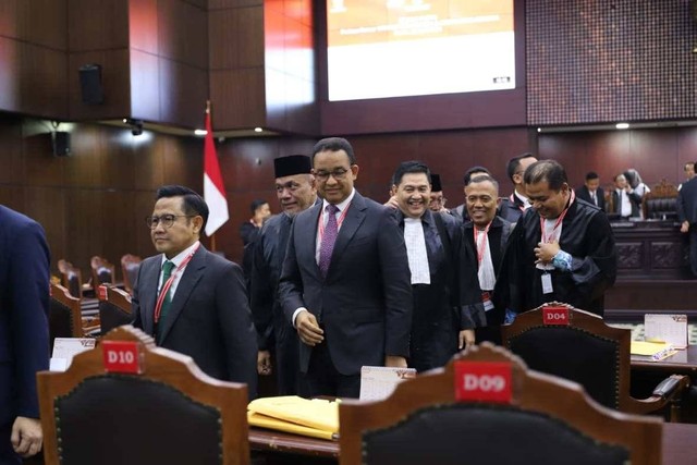 Anies Baswedan bersama tim saat meninggalkan sidang putusan MK, Senin (22/4/2024) Foto: Iqbal Firdaus/kumparan