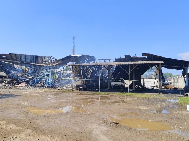 Kondisi bangunan pabrik rotan PT Indigo Mandiri Sejahtera usai kebakaran. Foto: Tarjoni/Ciremaitoday