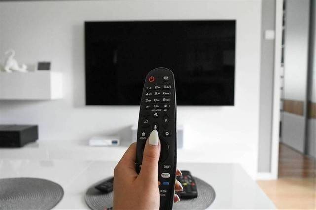 Ilustrasi cara mengatasi remote TV tidak berfungsi. Foto: Unsplash