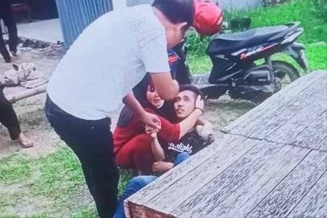 Iqbal diduga dianiaya oleh anak anggota DPRD Surabaya Syaifudin Zuhri, Hafidh Fawwaidz. Baju merah adalah ibunda dari Iqbal. Foto: Dok. Istimewa