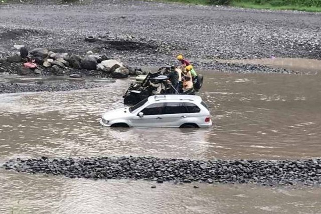Mobil BMW X5 yang terjebak di sungai Kalikuning, Minggu siang (21/4/2024). Foto: Dok. Istimewa