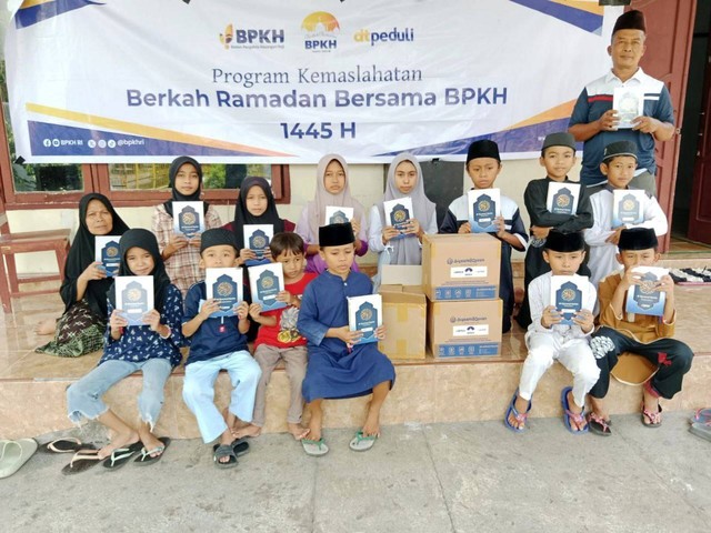 BPKH RI dan DT Peduli Salurkan Ratusan Al-Qur’an dan Paket Ibadah ke Lombok