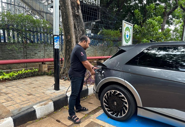 PLN Persoero hadirkan SPKLU di tiang listrik. Foto: dok. PLN Persero