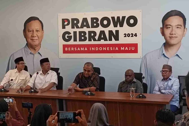 TKN Prabowo-Gibran menggelar konferensi pers menanggapi soal hasil putusan MK, Media Center Prabowo-Gibran, Jakarta Selatan, Senin (22/4/2024) Foto: Fadlan Nuril Fahmi/kumparan