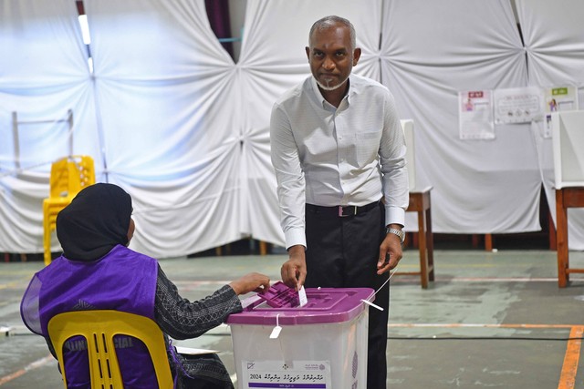 Presiden Maladewa Mohamed Muizzu memberikan suara pada pemilihan parlemen negara itu, di Male (21/4/2024) Foto: MOHAMED AFRAH / AFP