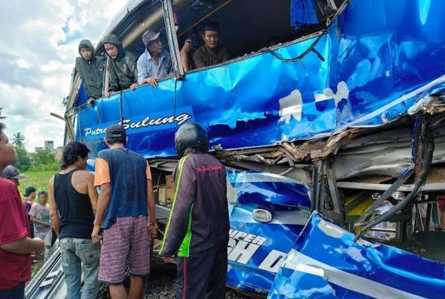 Warga setempat saat membantu evakuasi korban kecelakaan Bus Putra Tungga. (ist)
