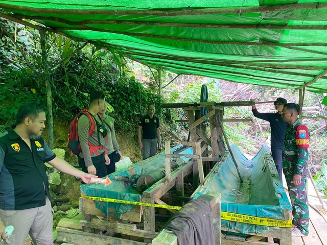 Penertiban PETI di Bukit Hitam Desa Batu Tiga, Kecamatan Bunut Hulu, Kabupaten Kapuas Hulu. Foto: Dok. Polres Kapuas Hulu