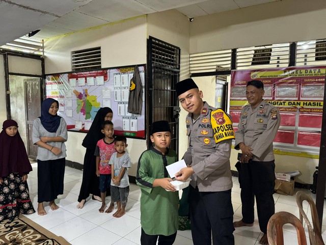 Kapolsek Nanga Mahap memberikan santunan kepada anak yatim piatu. Foto: Dok. Polsek Nanga Mahap