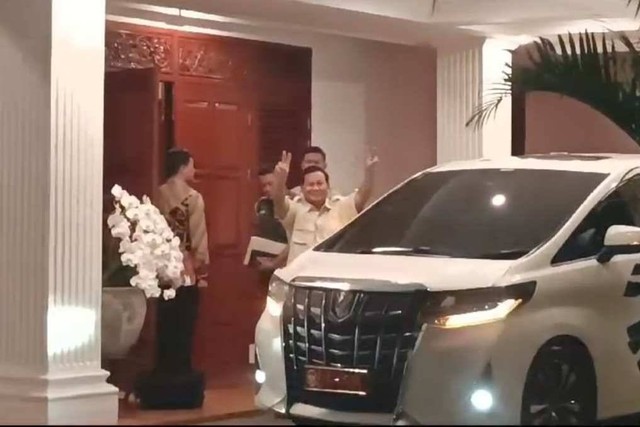 Capres dengan suara terbanyak, Prabowo Subianto tiba di rumah Kertanegara 4 sambil mengacungkan dua jari, Jakarta Selatan, Senin (22/4/2024) Foto: Fadlan Nuril Fahmi/kumparan