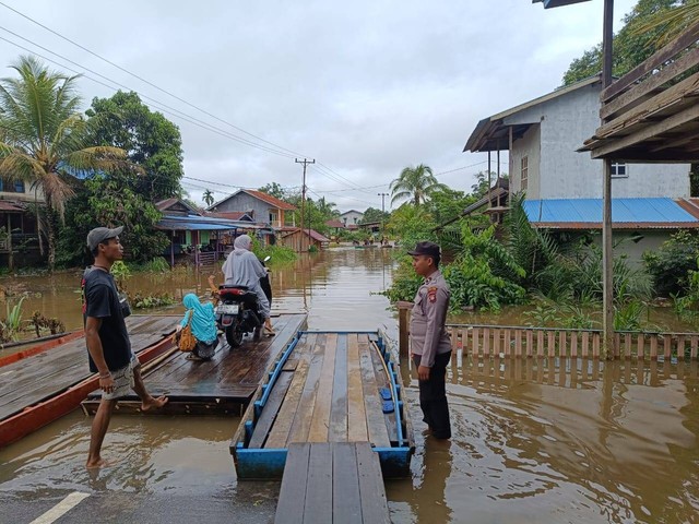 Permukiman warga terendam di Kota Baru, Kabupaten Melawi. Foto: Dok. Polres Melawi