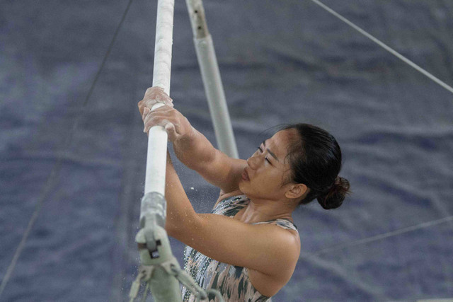 Pesenam Indonesia Rifda Irfanaluthfi berlatih nomor palang bertingkat di GOR Senam Raden Inten, Jakarta Timur, Senin (22/4/2024). Foto: Wahyu Putro A/ANTARA FOTO