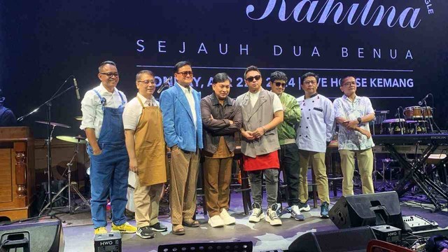 Grup musik Kahitna merilis single terbaru berjudul Sejauh Dua Benua, Senin (22/4). Lagu ini dirilis tepat di momen satu tahun Carlo Saba berpulang. Foto: Vincentius Mario/kumparan