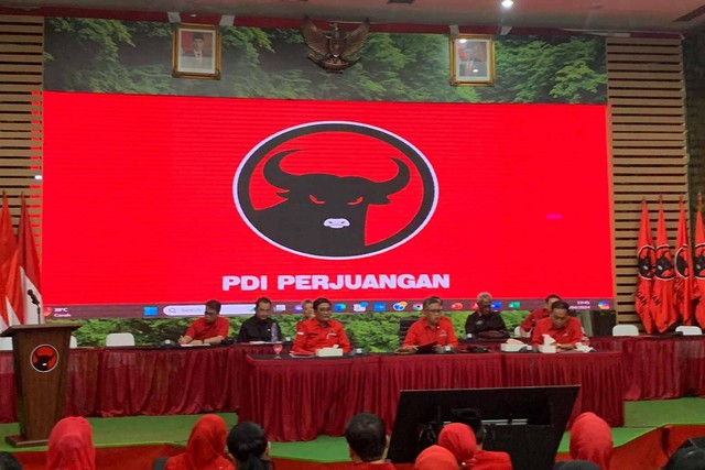 Sekjen PDIP Hasto Kristiyanto Sampaikan Sikap DPP terkait putusan MK, Senin (22/4/2024) Foto: Paulina Herasmaranindar/kumparan