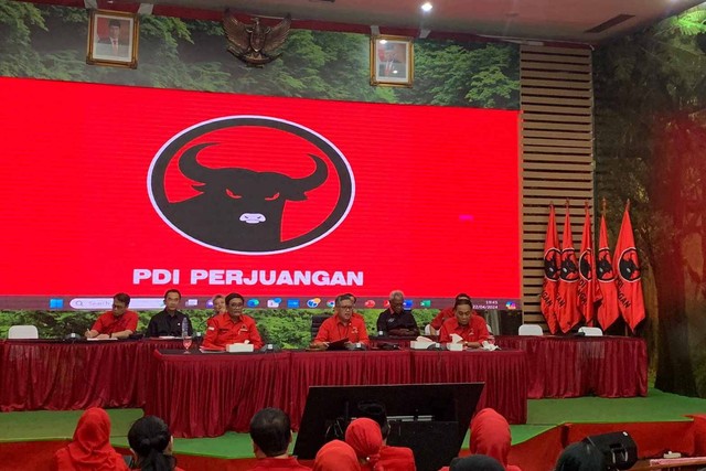 Sekjen PDIP Hasto Kristiyanto Sampaikan Sikap DPP terkait putusan MK, Senin (22/4/2024) Foto: Paulina Herasmaranindar/kumparan
