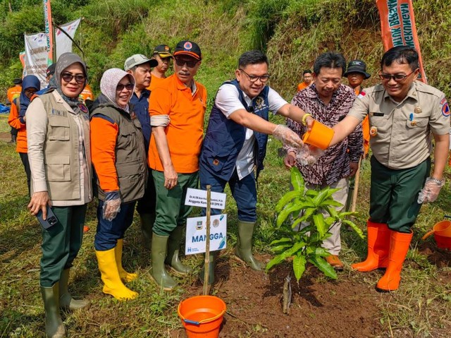 Wakil Ketua Komisi VIII DPR RI, Tubagus Ace Hasan Syadzily, memimpin penanaman ribuan pohon di Desa Sadangmekar, Kecamatan Cisarua, Kabupaten Bandung Barat, Senin (22/4). Foto: Istimewa
