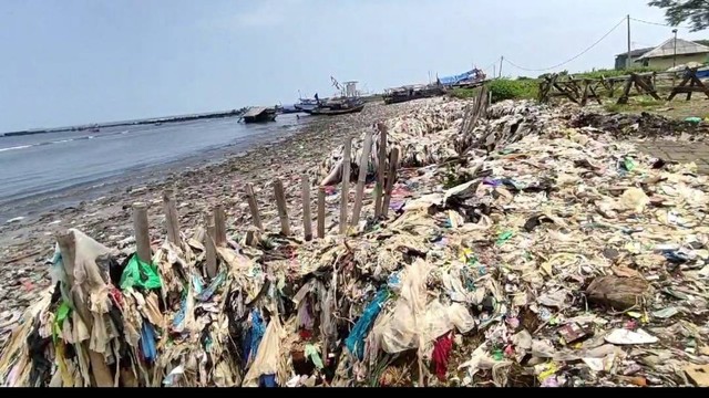 Pantai Teluk di Pandeglang, Banten, yang sempat viral dibersihkan Pandawara Group, kotor lagi. Foto: kumparan