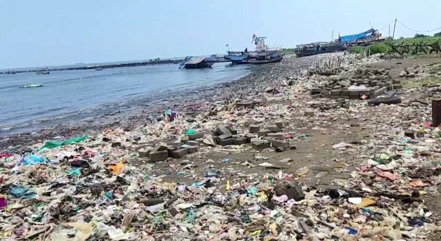 'Pantai Terkotor' RI di Banten yang Sempat Dibersihkan Pandawara Group Penuh Sampah Lagi Foto: kumparan