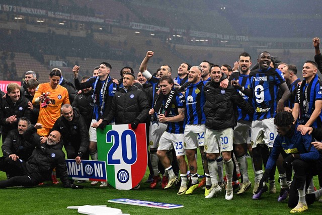 Inter Milan selebrasi juara usai kalahkan AC Milan dalam laga pekan ke-33 Liga Italia 2023/24 di Stadion San Siro pada Selasa (23/4) dini hari WIB. Foto: GABRIEL BOUYS / AFP