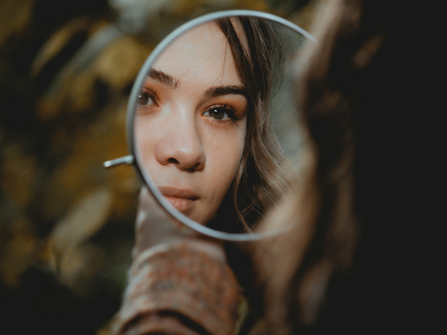 Ilustrasi pembentukan bayangan pada cermin datar. Sumber: unsplash.com/ElisaPhotography.