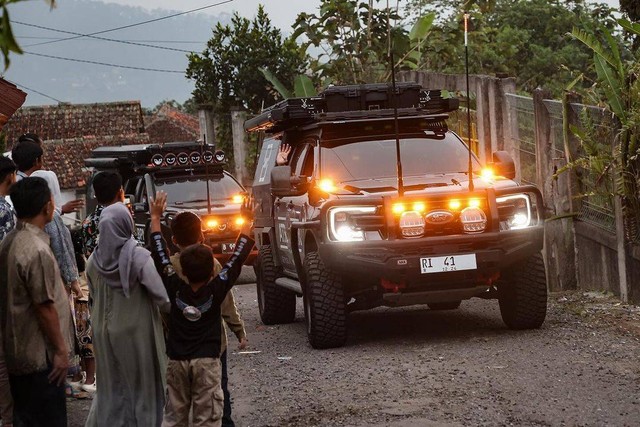 Menteri Agraria dan Tata Ruang/Badan Pertanahan Nasional (ATR/BPN) Agus Harimurti Yudhoyono saat blusukan ke desa di Jawa Barat pakai Ford Ranger Raptor. Foto: Instagram/@agusyudhoyono