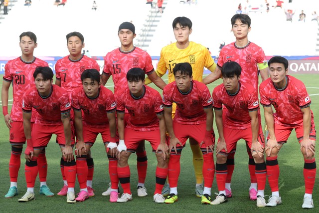 Pemain Timnas Korea Selatan U-23 jelang lawan Jepang dalam matchday ketiga Piala Asia U-23 2024 di Jassim Bin Hamad Stadium, Al Rayyan, Qatar, pada Senin (22/4). Foto: KARIM JAAFAR/AFP