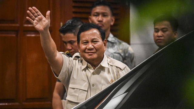 Capres nomor urut 2 Prabowo Subianto melambaikan tangan setibanya di kediaman Jalan Kartanegara, Jakarta Selatan, Senin (22/4/2024). Foto: ANTARA FOTO/Erlangga Bregas Prakoso