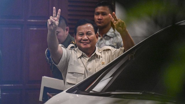 Capres nomor urut 2 Prabowo Subianto mengangkat simbol dua jari setibanya di kediaman Jalan Kartanegara, Jakarta Selatan, Senin (22/4/2024). Foto: ANTARA FOTO/Erlangga Bregas Prakoso
