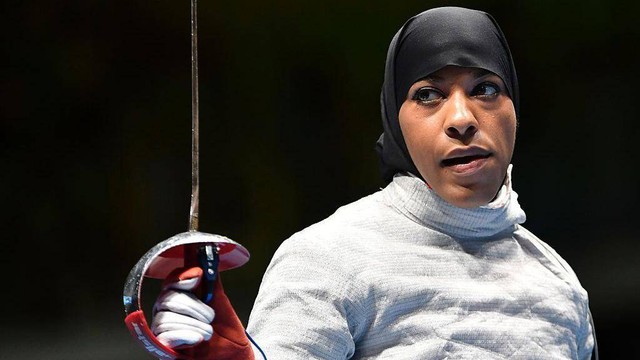Ibtihaj Muhammad menjadi atlet muslim berhijab pertama yang membela Amerika Serikat saat meraih perunggu anggar di Olimpiade Rio 2016