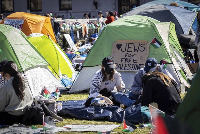 Mahasiswa pengunjuk rasa duduk di depan tenda saat protes Pro-Palestina di Universitas Columbia di New York, Senin 22 April 2024. Foto: AP Photo/Stefan Jeremiah