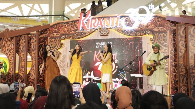 Performance dari keluarga Nola, Naura, Neona, Nola, Durmutiara (Omagu) pada acara puncak perayaan Hut ke-30 Kiranti di Surabaya. Foto: Dok. Istimewa