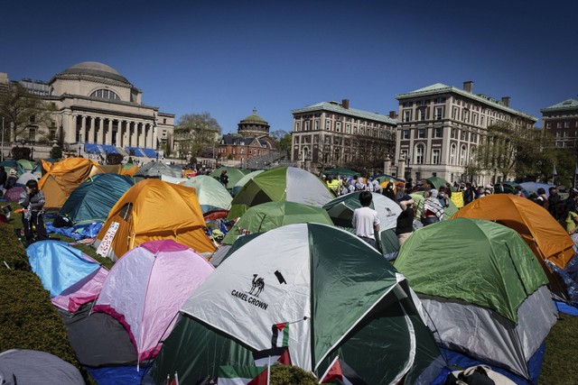Tenda berdiri didirikan di perkemahan demonstrasi pro-Palestina di Universitas Columbia di New York, Senin, 22 April 2024. Foto: AP Photo/Stefan Jeremiah