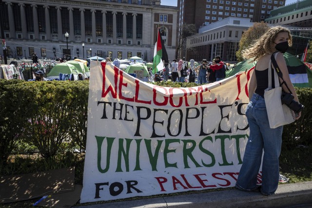 Sejumlah tenda pro-Palestina berdiri di halaman Universitas Columbia di New York, Senin, 22 April 2024.  Foto: AP Photo/Stefan Jeremiah