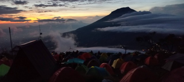  Pemandangan Gunung Sumbing dari Gunung Sindoro (Foto by Muhamad Ardiyansyah)