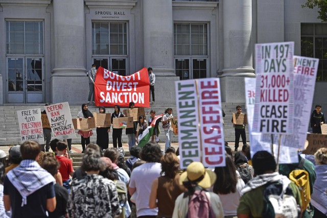 Pengunjuk rasa pro-Palestina berkumpul di depan Sproul Hall selama protes yang direncanakan di kampus UC Berkeley di Berkeley, California, pada hari Senin, 22 April 2024.  Foto: Jose Carlos Fajardo/Grup Berita Bay Area melalui AP