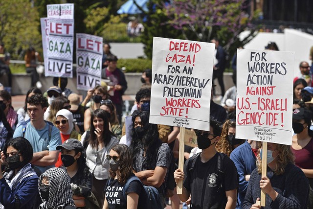 Pengunjuk rasa pro-Palestina berkumpul di depan Sproul Hall saat melakukan protes di kampus UC Berkeley di Berkeley, California, pada Senin, 22 April 2024. Foto: Jose Carlos Fajardo/Grup Berita Bay Area melalui AP