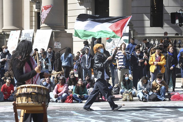 Massa mahasiswa dan pendukung pro-Palestina berunjuk rasa di persimpangan Grove dan College Streets, di depan Woolsey Hall di kampus Universitas Yale di New Haven, Conn. 22 April 2024. Foto: Ned Gerard/Hearst Connecticut Media via AP