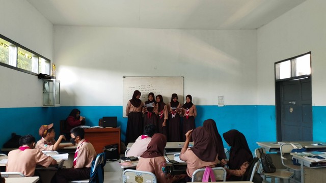 Kegiatan presentasi di kelas sebagai salah satu bentuk penghayatan nilai-nilai pancasila di sekolah. Sumber foto: Firda Hikmatul Amalia