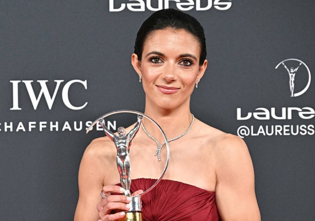 Pesepakbola Spanyol Aitana Bonmati berpose dengan penghargaan Laureus World Sportswoman of the Year pada gala Laureus World Sports Awards ke-25 di Madrid pada 22 April 2024. Foto: JAVIER SORIANO / AFP