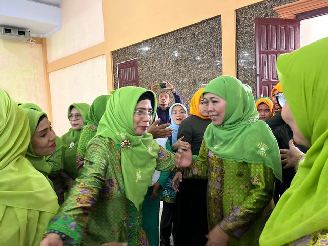 Ketum PP Muslimat NU, Khofifah Indar Parawansa, di acara Pelantikan Muslimat NU Sumut di Asrama Haji Kota Medan. Foto: Tri Vosa/kumparan