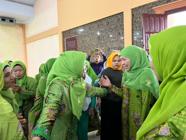 Ketum PP Muslimat NU, Khofifah Indar Parawansa, di acara Pelantikan Muslimat NU Sumut di Asrama Haji Kota Medan. Foto: Tri Vosa/kumparan